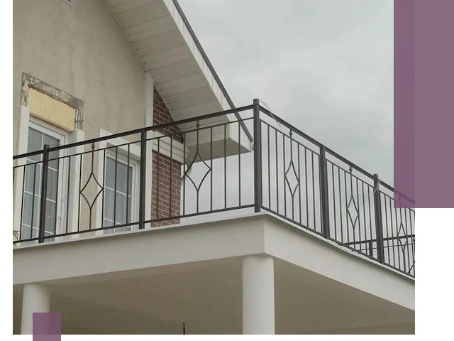 Изготовление балконных ограждений в Усинске из металла и стекла